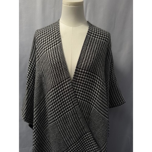 Women’s APT.9 Checkered Patterned Poncho One Size - 第 2/4 張圖片