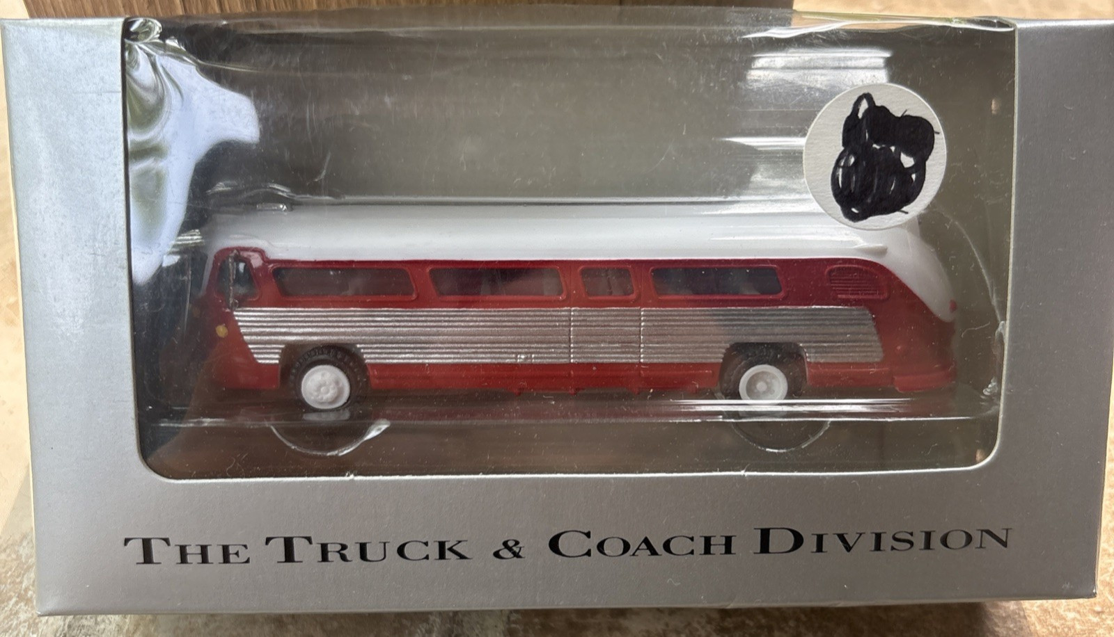 American Precision Models APM 39013 HO Scale Red White Flxible Passenger Bus NIB