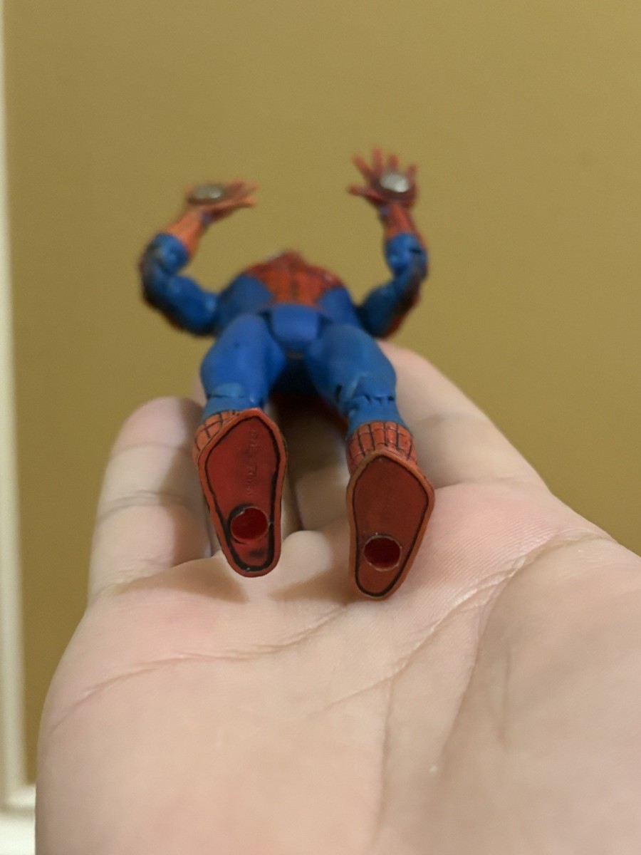 ToyBiz Marvel Legends Magnetic Hands Spider-Man 6 “ Action Figure