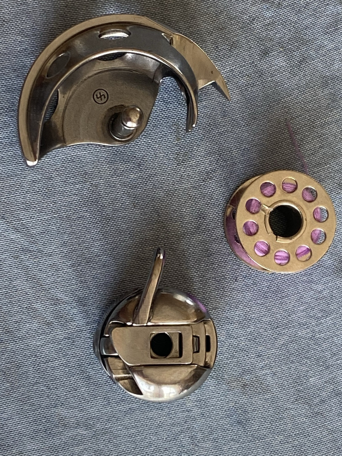 ウィットンキューケース【ＵＳＥＤ】 OEM Toyota Electronic Sewing Machine Bobbin Case W/ Shuttle Hook