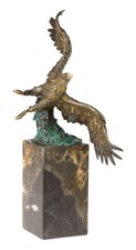Statuetta in bronzo raffigurante un?aquila reale in volo 32 cm