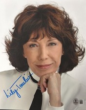 LILY TOMLIN SIGNED AUTOGRAPH 8X10 PHOTO FUNNY ACTRESS HOLLYWOOD BECKETT BAS COA