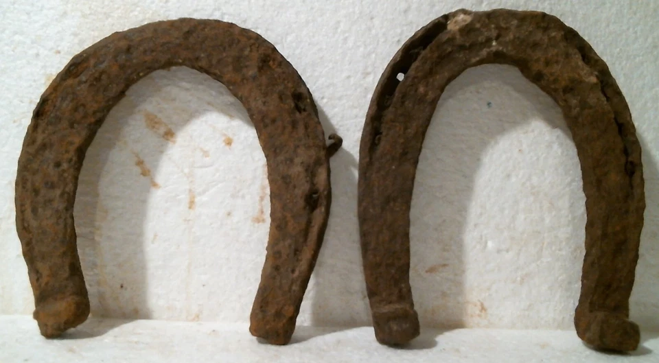 Two Antique Iron Horse Shoes Virginia Farm Battlefield Possibly Civil War a-img-0