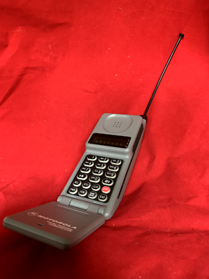 Motorola Flip Phone With Charger and Cord Model 76243NAFBB (12H