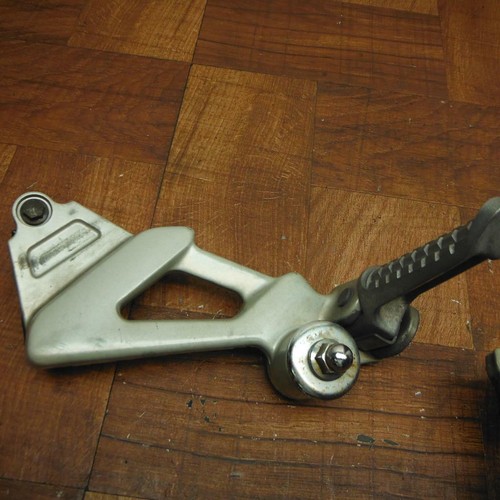94-99 Kawasaki ninja zx11 ZX-11 1100 FABRICANTE DE EQUIPOS ORIGINALES PIE TRASERO IZQUIERDO SOPORTE DE CLAVIJA - Imagen 3 de 11