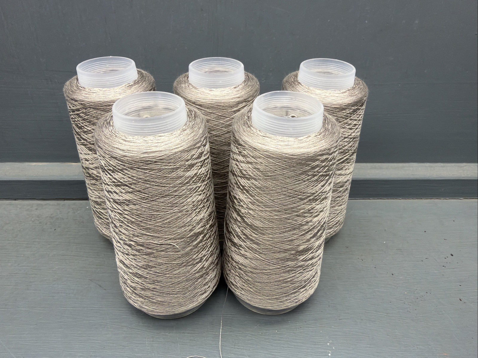 YTYF Hilo De Seda 5 X 100G Color Marrón Oscuro Taupe 2/80NM