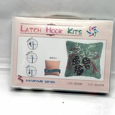 Latch Hook Pillow Kit Pinecone Green Holiday Design 43x43cm New D2 BZ2586