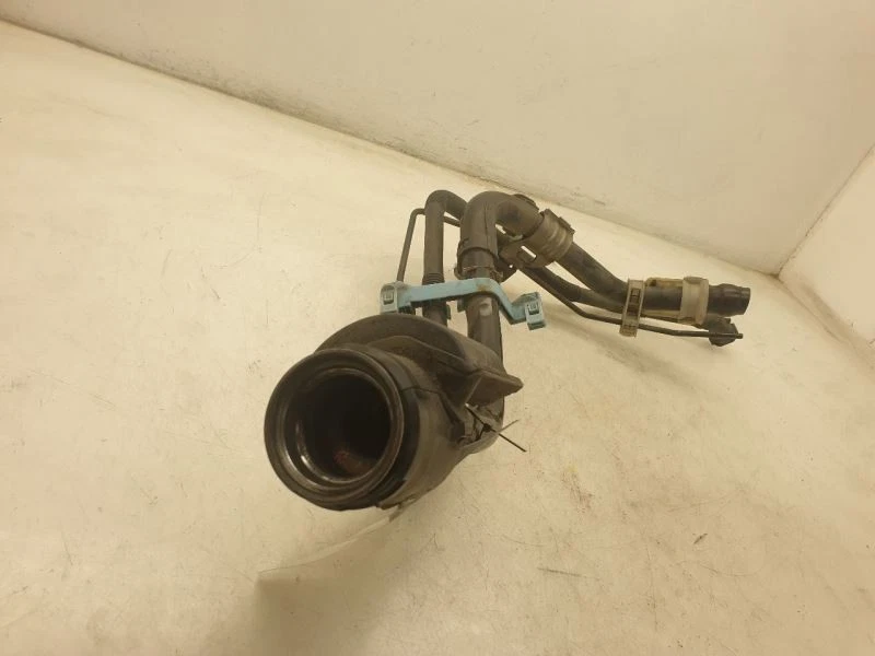 Toyota Yaris L 2014 1,5 L tracción delantera con cuello de llenado de combustible  Foto 2 de 4