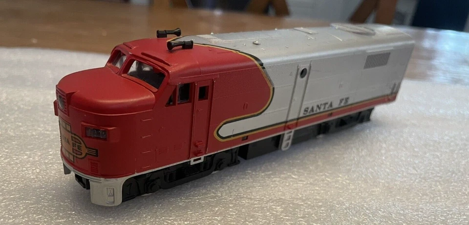 HO Roco Model Power Alco FA-2 Santa Fe Locomotive Lot 010 Engine Serviced - Image 2 of 4