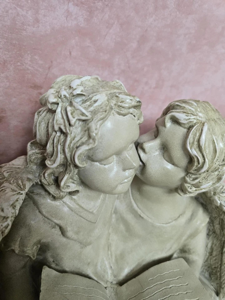 Hogar Interiores Regalos Querubín Ángel Estatua Estatuilla Libro de Lectura Besándose en la mejilla Foto 3 de 4
