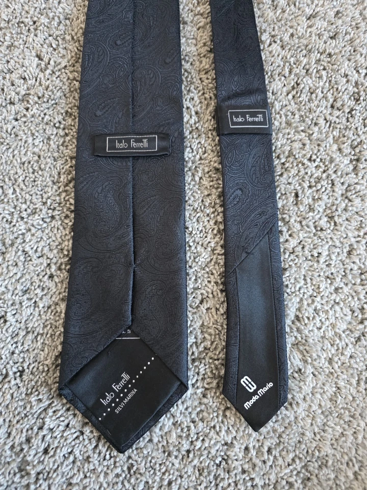 Nuevo ITALO FERRETTI Seda Para Hombre Cuello Corbata Bolsillo Cuadrado Conjunto PAISLEY Negro Blanco Nuevo en Caja Foto 3 de 4