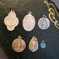 Lot De 6 Médailles Religieuses En Métal Doré Et Argenté (1)