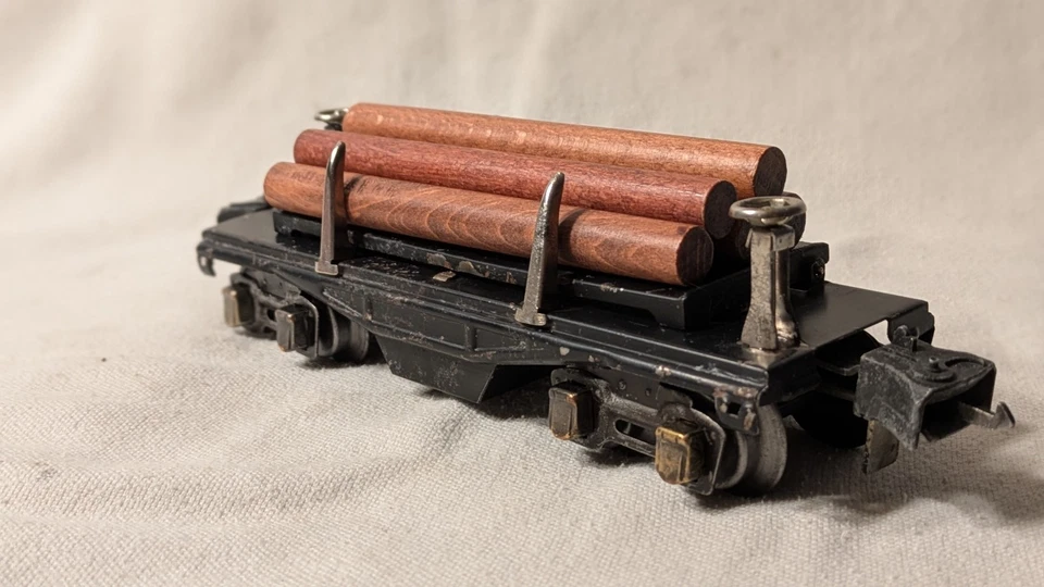 Lionel 3651 Pre War O Gauge Operating Lumber Car w/Logs & Bin - Ready To Run - Image 3 of 4