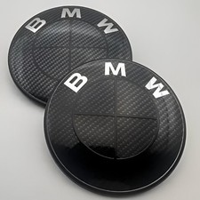 BMW Emblem Set 82mm / 74mm für Motorhaube & Kofferraum – Schwarz Carbon (2 Stk.)