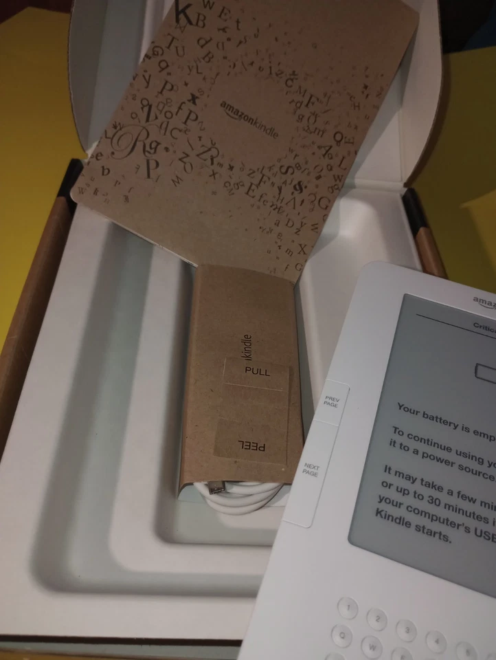 VTG 2009 Amazon Kindle White 2nd Gen Model D00701 Original BOX  Needs Battery - Image 3 of 4