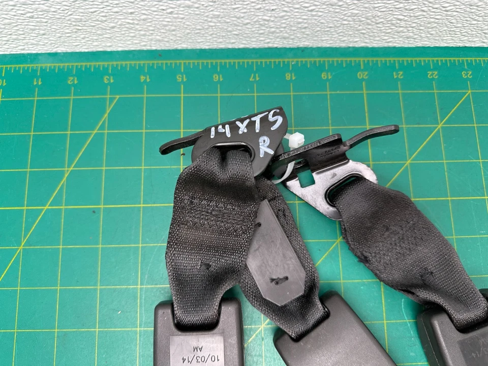 13-19 Cadillac XTS - JUEGO DE PESTILLOS RECEPTOR HEBILLA CINTURÓN DE SEGURIDAD TRASERO OEM Foto 2 de 4