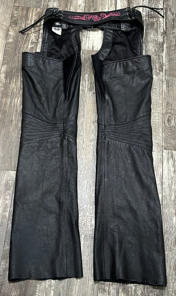 HARLEY-DAVIDSON MUJER PEQUEÑOS BLISSFULL ROSA PERGAMINOS CUERO CHAPS 97069-11VW Foto 3 de 4