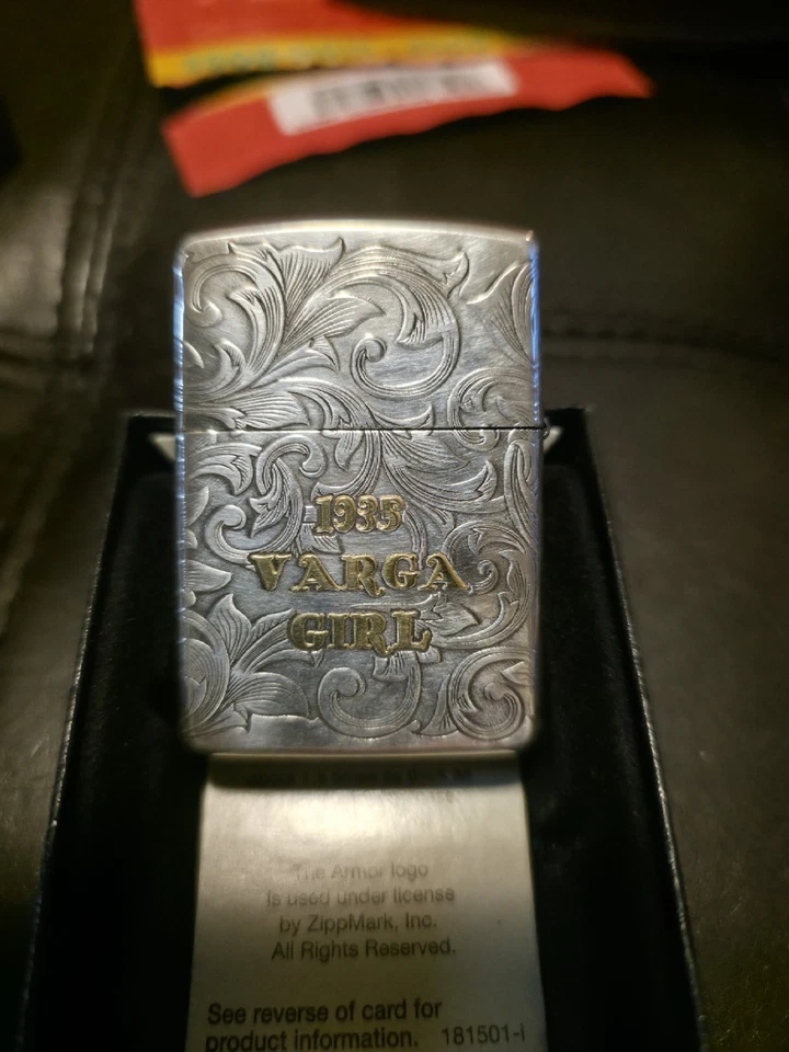 Редкая импортная ЗАЖИГАЛКА ZIPPO VARGA GIRL 1935 БРОНЯ 4 СТОРОНЫ ZiPPO золотистый цвет Varga  - Изображение 2 из 4