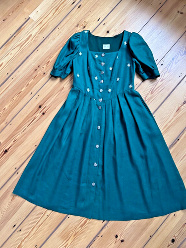 Dirndl mit Edelweiß-Blüten