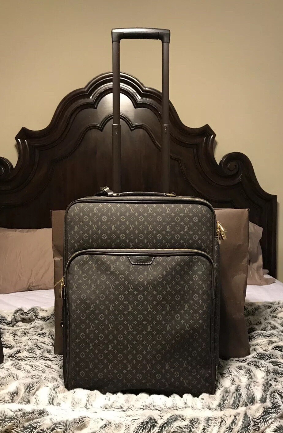louis v carry on