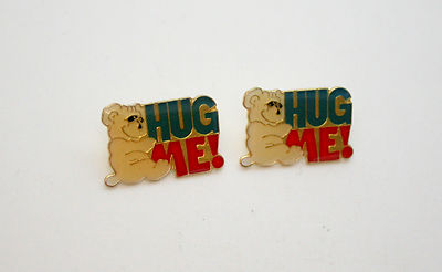 2 Vintage Campy Cute Bear Hug Me! Humor Catch Phrase 1970s Hat Lapel Pin New NOS