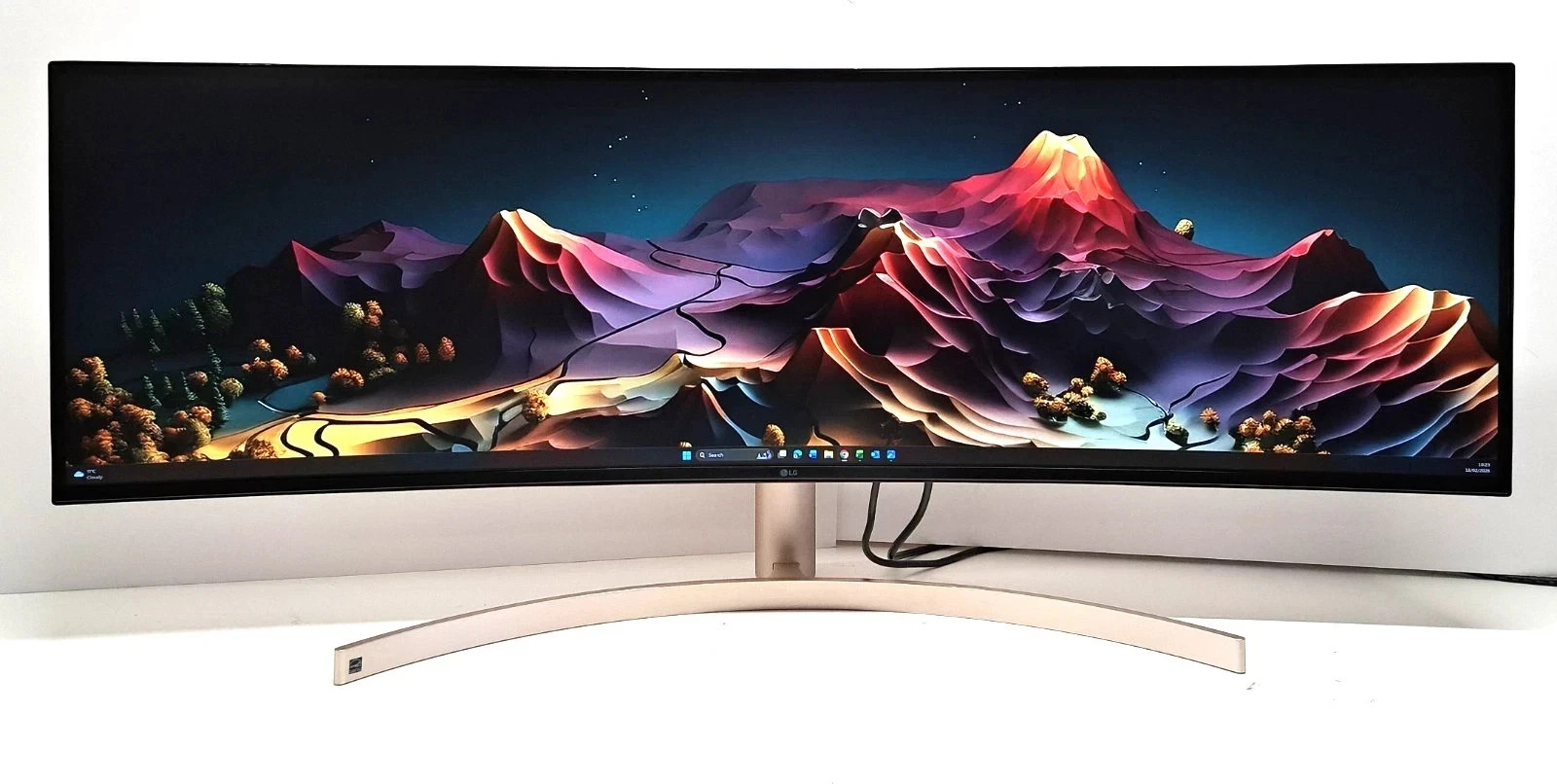LG 49WL95CP-W 49"" Curved Dual QHD UltraWide USB-C Monitor + Stand