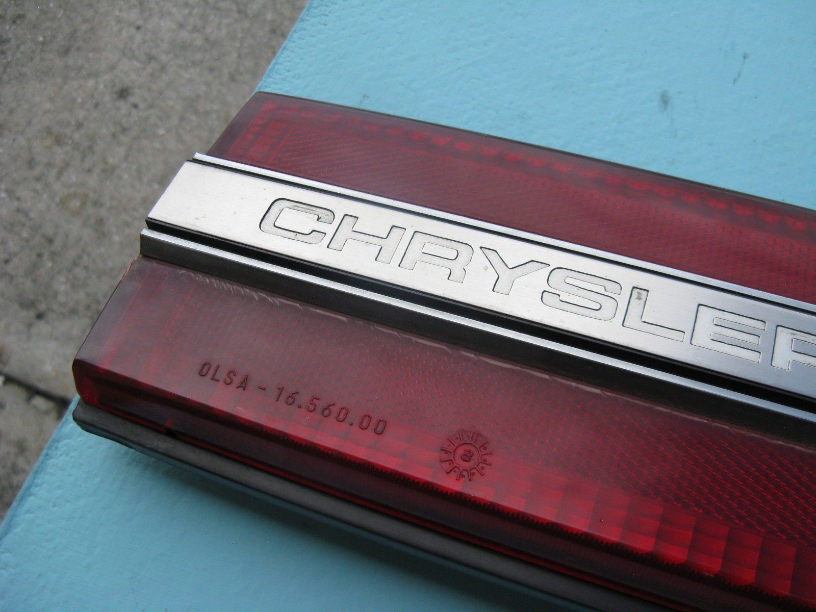 89 90 91 CHRYSLER TC BY MASERATI REAR TRUNK CENTER MIDDLE TAIL LIGHT PANEL USED