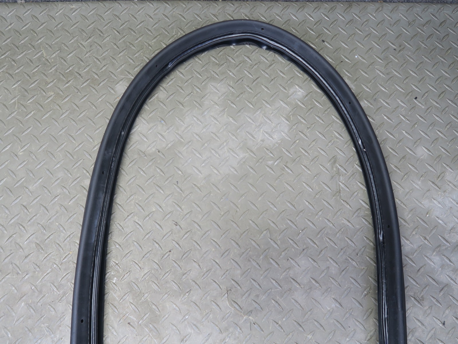 08-19 MASERATI GRANTURISMO M145 RIGHT DOOR WEATHERSTRIP RUBBER SEAL GASKET