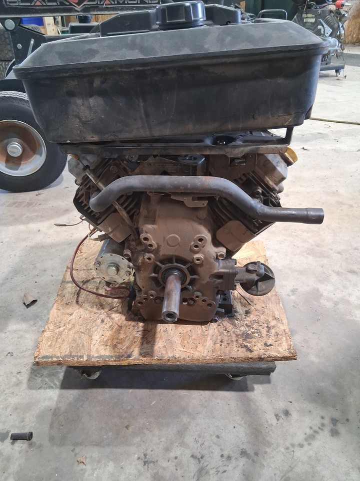Briggs & Stratton Vertical OHV Engine, 724cc, 1 1/8in. x 4 19/64in