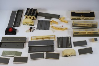 Tri ang TT Gauge Unboxed Plastic Buildings & Pieces (0318)