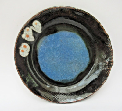 Liz Bowe Studiokeramik Reduktion gebranntes Steinzeug Schale oder Teller, um 2010