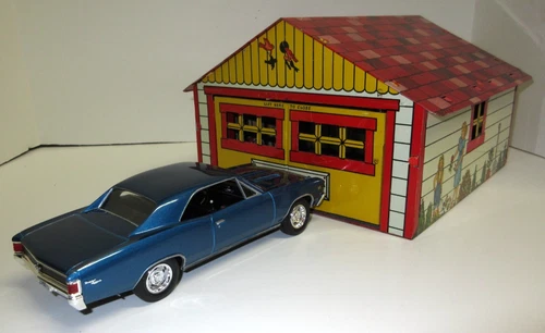 Vtg 1950s Marx #3266 Pressed Tin Litho Garage w/ Automatic Opening Overhead Door