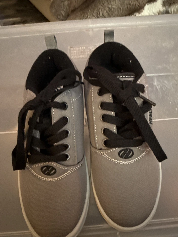 Never Worn Heelys PRO20 HE100761 Gris/Negro Lona Skate Zapatos con Ruedas Juveniles talla 2 Foto 2 de 4