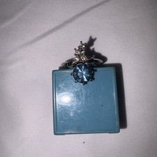 Anillo Avon Indiglow (1975) piedra azul mediados de siglo, pedrería talla 6-7 plata
