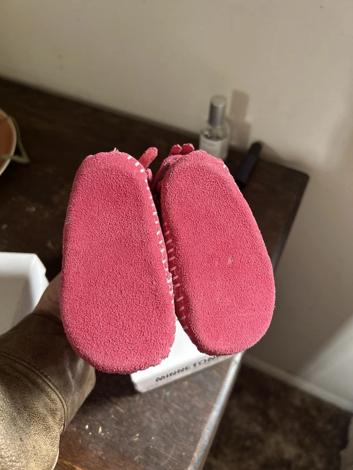 Розовый Minnetonka задний ремень ботинок, девочка размер 1, в коробке, носили один раз - Изображение 3 из 4