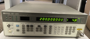 HP 8657B Signal Generator 0.1-2060MHz For Parts *READ