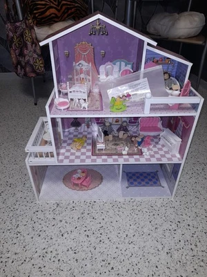 Puppenhaus mit Spielpüppchen und Möbiliar - Bild 1 von 3