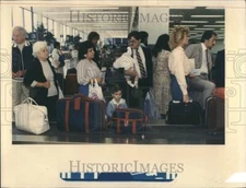 1987 Press Photo Family Waiting For Luggage OHare - RRV43991