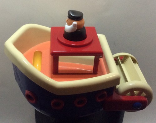 Battat B. Fish & Splish Boat w/Captain + 7 Pieces, See Pictures - Picture 2 of 9