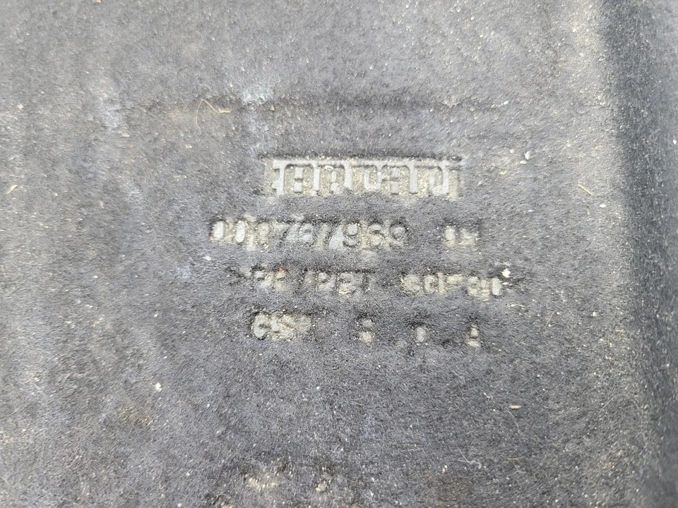 2017-2020 Ferrari Portofino OEM PASSENGER SIDE LATERAL UNDERTRAY PART# 767969 Foto 2 de 4