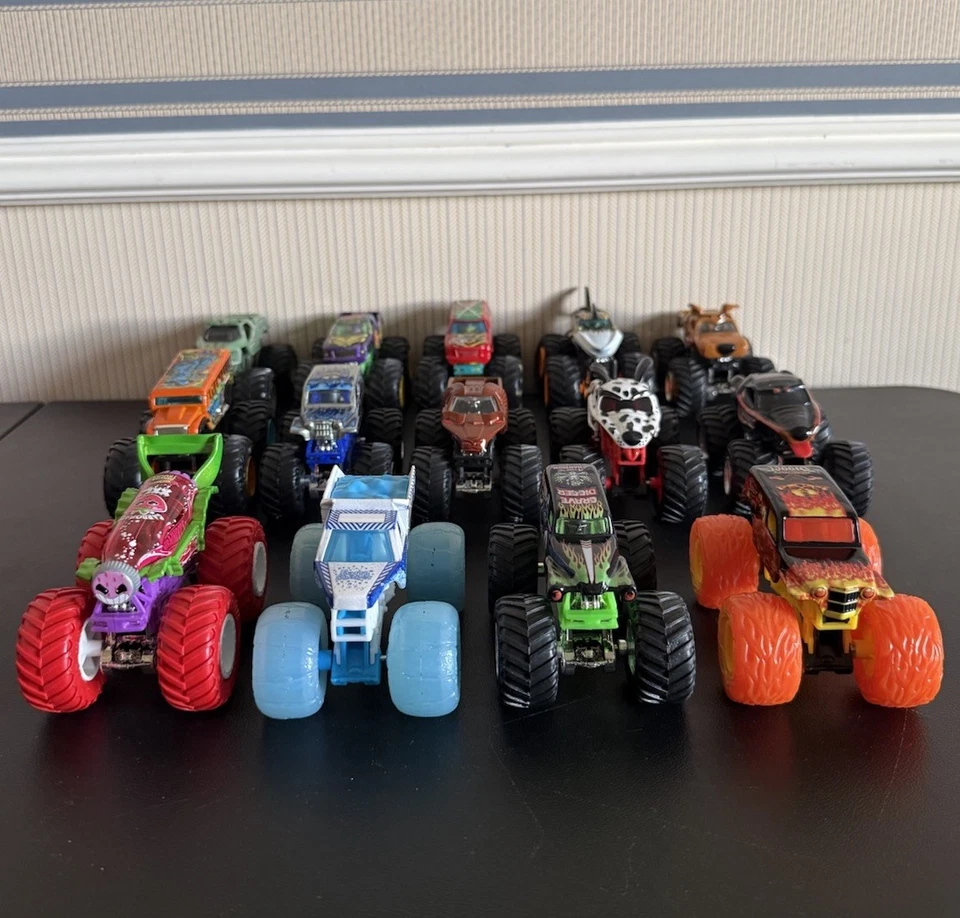 Hot Wheels Monster Trucks Lote de 14 Diecast Escala 1:64 - Estilos y Colores Mezclados Foto 2 de 4