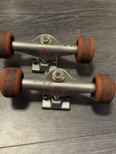 Camions Skateboard Venture avec roues et roulements