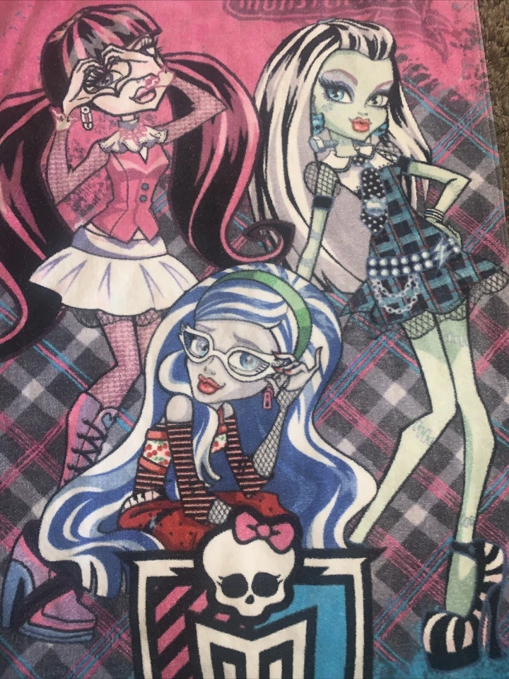 Toalha de praia Monster High 28" x 54" 2012 Frankie Stein Draculaura Ghoulia - Imagem 4 de 4