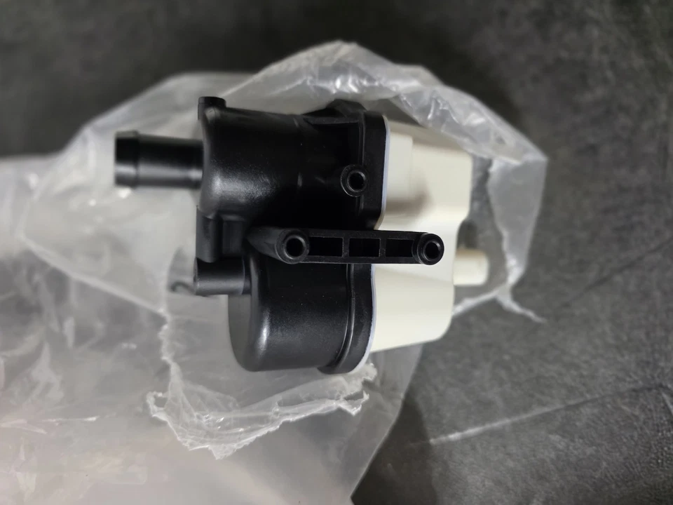 Bomba de detección de vapor de combustible Volvo 30760863 Volvo XC70 S40 2004-2015 NUEVA OEM Foto 2 de 3