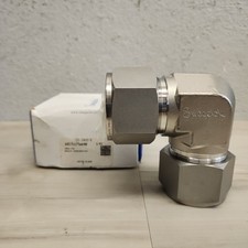 Stainless Steel Swagelok Tube Fitting, Union 90 Elbow 1-1/2  Tube OD  SS-2400-9