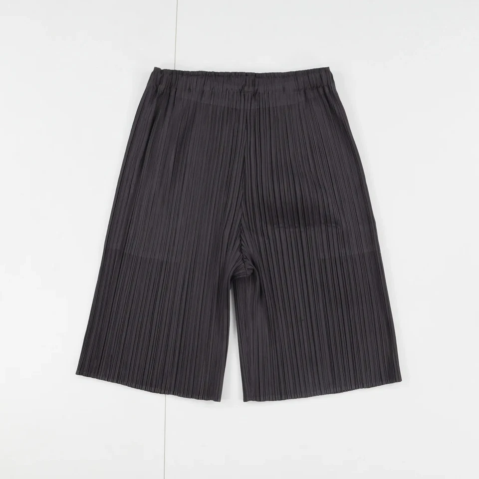 PLEATS PLEASE ISSEY MIYAKE Mujer Colores Mensuales: Abril Negro Pantalones Cortos 3 PVP270 Foto 4 de 4