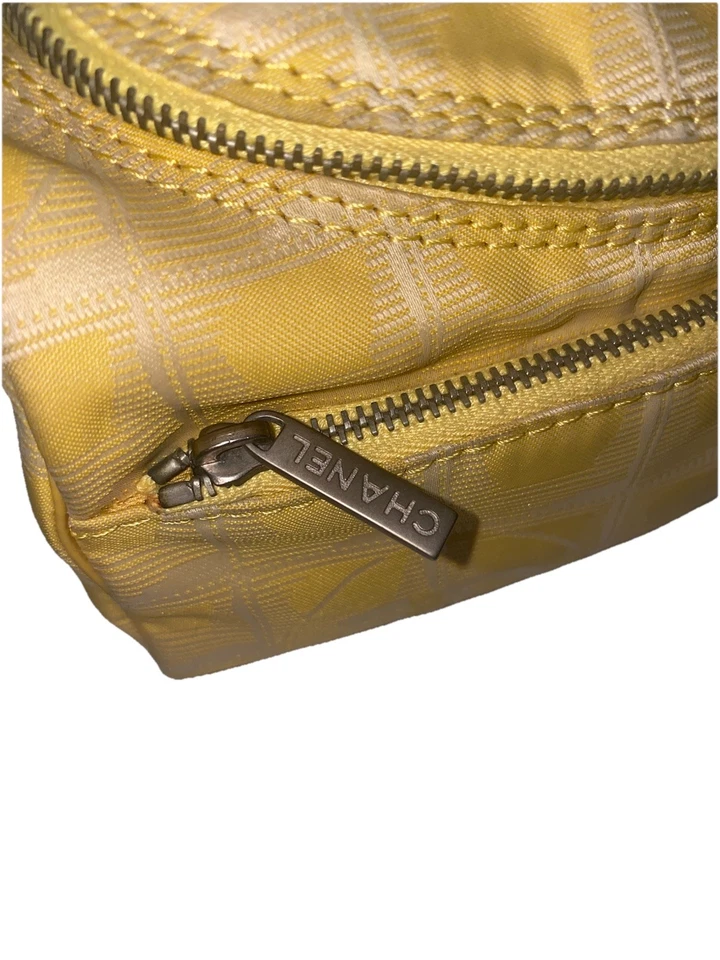 BOLSO DE TOCADOR COSMÉTICO DEPORTIVO LÍNEA DE VIAJE AMARILLO MANTEQUILLA CHANEL VINTAGE Foto 4 de 4