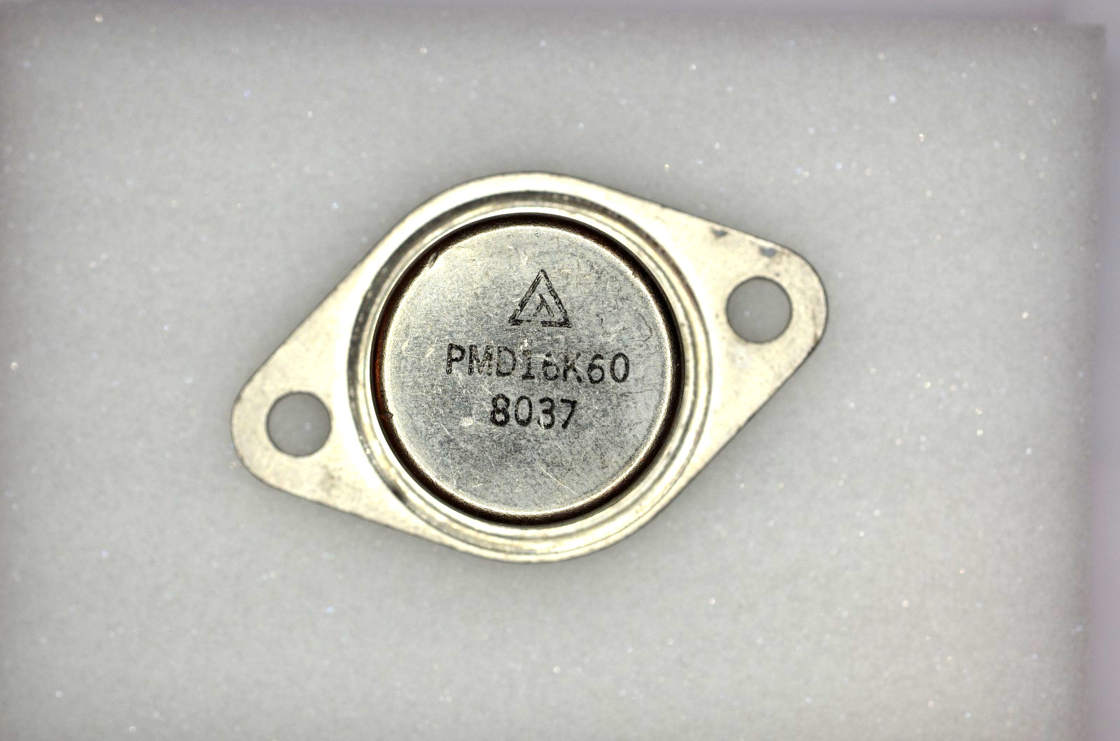 Transistor PMD16K60 NPN pour réparer les alimentations de forte puissance 220W