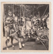 Bambini su giostra cavalli parco divertimenti che ridono bambini foto istanta...