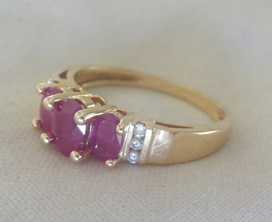Solid 14K Yellow Gold Three Stone Ruby Diamond Ri… - image 8